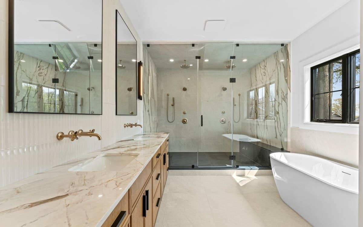 The detail that justifies the search term “luxury”.